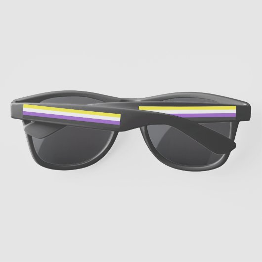 SlipperyJoeのノンバイナリー Pride フラッグ 黄色 白 サングラス (裏面)