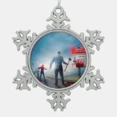 SlipperyJoeのハッピーハローウィン白熱［赤熱］光を放つアイズゾンビ スノーフレークピューターオーナメント (正面)