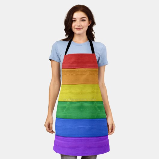 SlipperyJoeのプライド木製の旗の水平虹 エプロン (着用した状態)