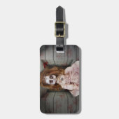 SlipperyJoeの不気味な人形淡い色の顔不気味な血d ラゲッジタグ (正面縦)