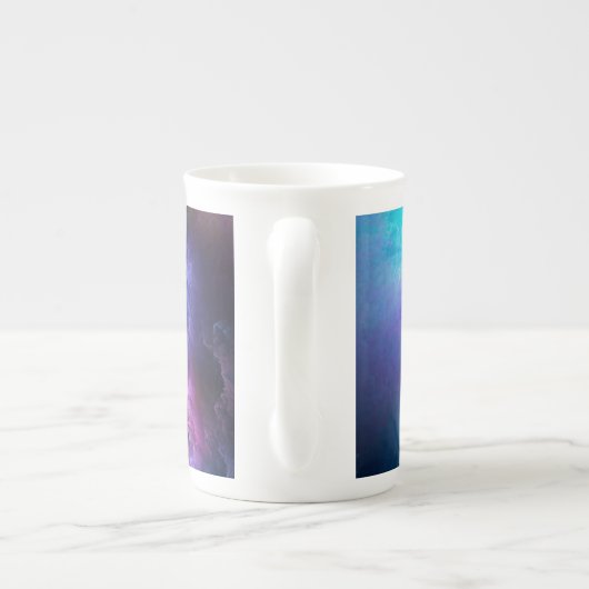 SlipperyJoeの男性の下着のふくらみ紫色の青いアバスト ボーンチャイナマグカップ (裏面)