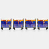 SlipperyJoeの筋肉質な男性は6パックのジムのトレーニングを膨らませる ウイスキーグラス (右)