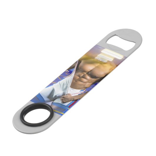 SlipperyJoeの筋肉質な男性は6パックのジムのトレーニングを膨らませる スピード栓抜き (裏面アングル)