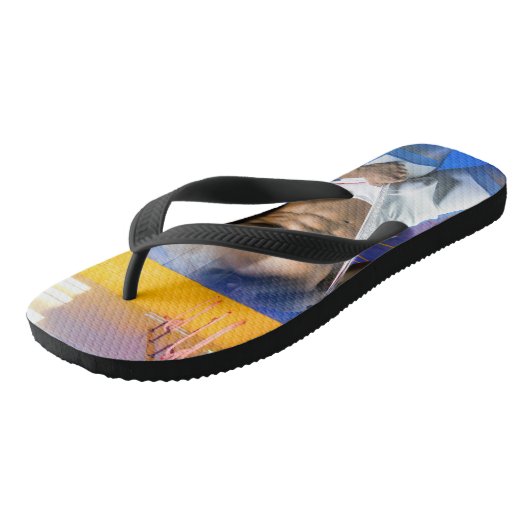 SlipperyJoeの筋肉質な男性は6パックのジムのトレーニングを膨らませる ビーチサンダル (アングル)