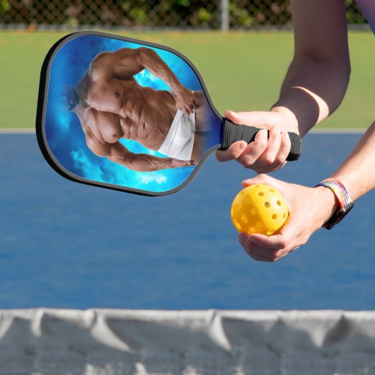 SlipperyJoeの筋肉質の髭のある男の白い下着 ピックルボールラケット (インサイチュ)