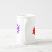 SlipperyJoeの虹色のプライドの看板 ボーンチャイナマグカップ (裏面)