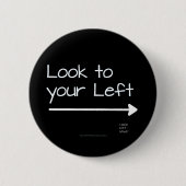 SlipperyJoeの見た目の離れ真っ白い矢印のPL 缶バッジ (正面)