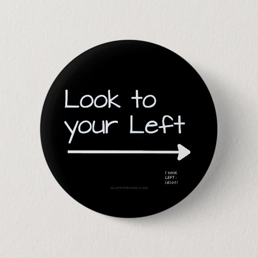 SlipperyJoeの見た目の離れ真っ白い矢印のPL 缶バッジ (正面)