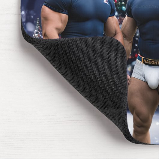 SlipperyJoeの雪で覆われたクリスマスツリーの飾り マウスパッド (コーナー)