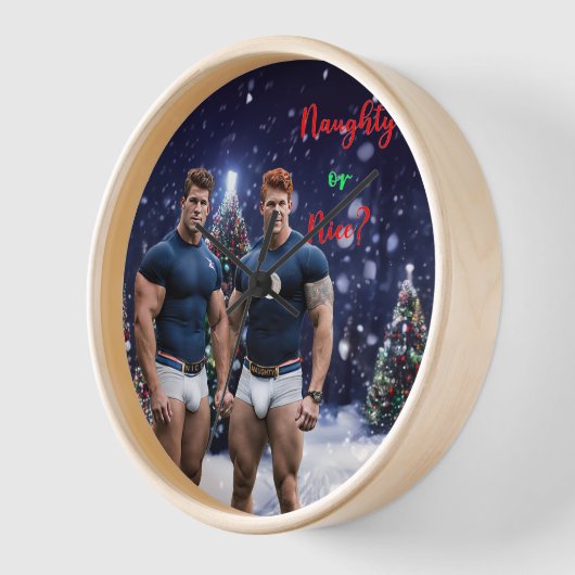 SlipperyJoeの雪で覆われたクリスマスツリーの飾り 壁時計 (傾斜)