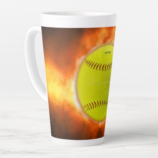 SlipperyJoeの黄色のソフトボール火炎が燃え上がる カフェラテマグ (左アングル)