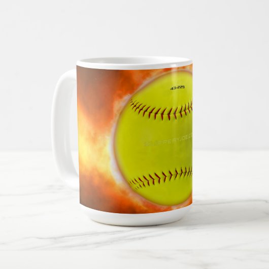 SlipperyJoeの黄色のソフトボール火炎が燃え上がる コーヒーマグカップ (正面左)
