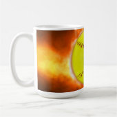 SlipperyJoeの黄色のソフトボール火炎が燃え上がる コーヒーマグカップ (左)