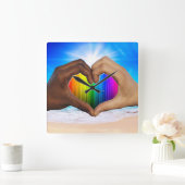 SlipperyJoeの2つの心のある手の異人種間の男性h スクエア壁時計 (ホーム)