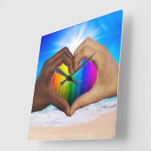 SlipperyJoeの2つの心のある手の異人種間の男性h スクエア壁時計 (傾斜)