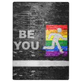 SlipperyJoeのBe Youレンガ壁の虹 クリップボード (裏面)