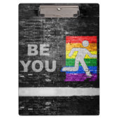 SlipperyJoeのBe Youレンガ壁の虹 クリップボード (正面)