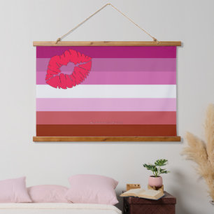 SlipperyJoe リップスティック レズビアン プライド フラグ 女性らしさ c 吊り下げ型タペストリー