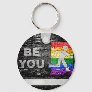 SlipperyJoe's Be You レンガの壁の棒人間 レインボーフラッグ グラフィティ ラン キーホルダー