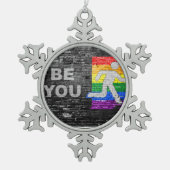 SlipperyJoe's Be You black brick wall figu スノーフレークピューターオーナメント (正面)