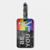 SlipperyJoe's Be You black brick wall figu ラゲッジタグ (裏面縦)