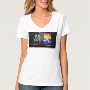 SlipperyJoe's Be You black brick wall figu Tシャツ
