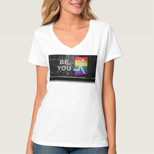 SlipperyJoe's Be You black brick wall figu Tシャツ (正面)