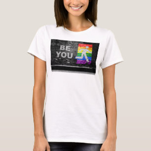 SlipperyJoe's Be You black brick wall figu Tシャツ
