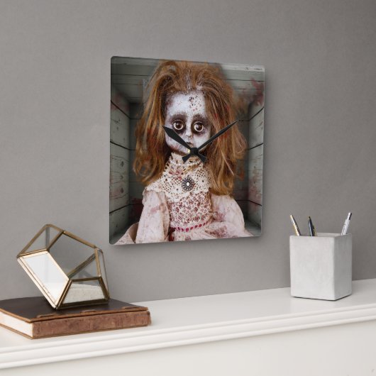 SlipperyJoe's creepy doll pale face creepy blood d スクエア壁時計 (オフィス)