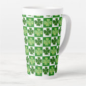 SlipperyJoe's green four-leaf clovers Saint Patric カフェラテマグ (右アングル)