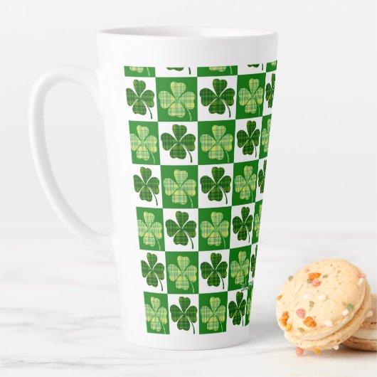 SlipperyJoe's green four-leaf clovers Saint Patric カフェラテマグ (インサイチュ)