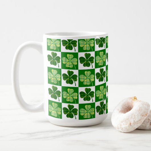 SlipperyJoe's green four-leaf clovers Saint Patric コーヒーマグカップ (ドーナツ)