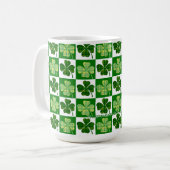SlipperyJoe's green four-leaf clovers Saint Patric コーヒーマグカップ (正面左)