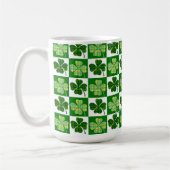 SlipperyJoe's green four-leaf clovers Saint Patric コーヒーマグカップ (左)