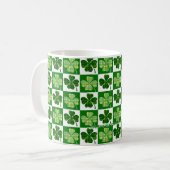 SlipperyJoe's green four-leaf clovers Saint Patric コーヒーマグカップ (正面左)