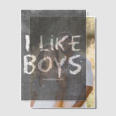 SlipperyJoe's I Like Boys の汚れた黒板の暗い質感 ベラム紙招待状 (オフセット (カップル))