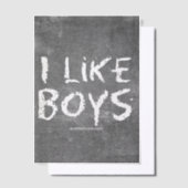 SlipperyJoe's I Like Boys の汚れた黒板の暗い質感 ベラム紙招待状 (オフセット)