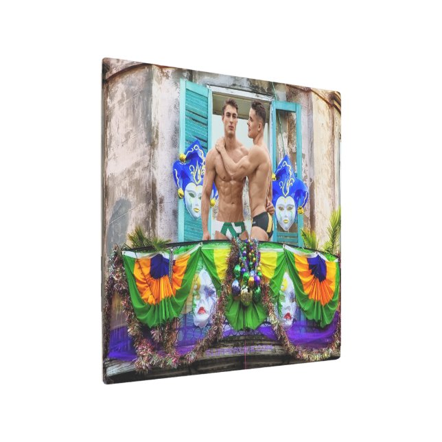 SlipperyJoe's Mardi Grasメンパープル金ゴールドグリーンバル メタルプリント (アングル)