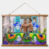 SlipperyJoe's Mardi Grasメンパープル金ゴールドグリーンバル 吊り下げ型タペストリー (正面)