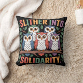 Slither Solidarity Throw Pillow  クッション (ブランケット)