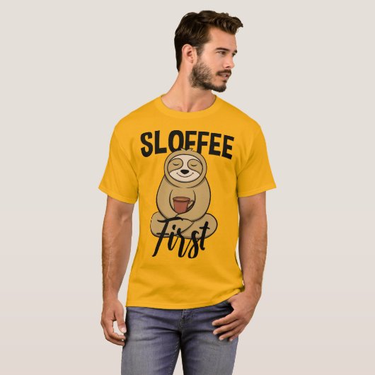 Sloffee - Schönes & lustiges Faultier und Kaffee Tシャツ (正面フル)