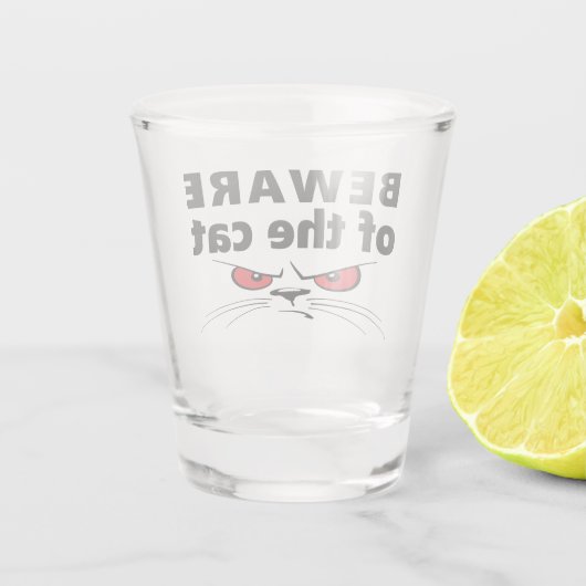 Slogan beware of the cat. Pas op voor de kat. ショットグラス (裏面)