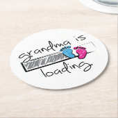 Slogan grandma is loading. Opa en oma worden. ラウンドペーパーコースター (アングル)