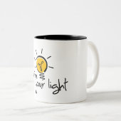 Slogan shine your light. laat je licht schijnen. ツートーンマグカップ (正面右)
