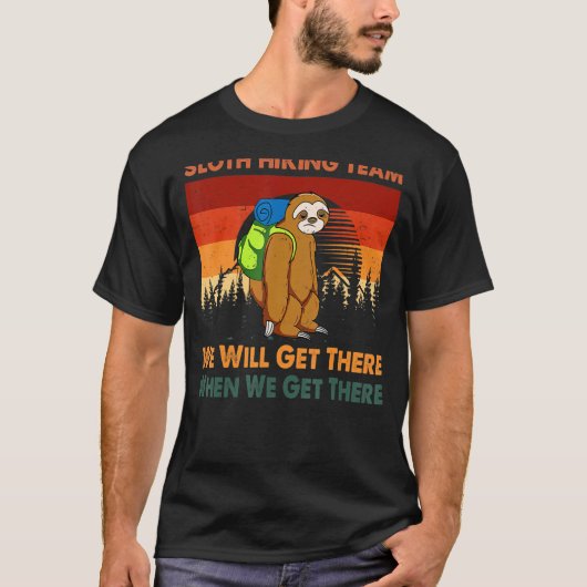 Slothハイキングチームが到着したら到着 Tシャツ (正面)