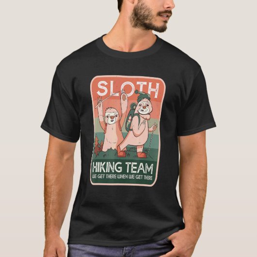 Slothハイキングチームが到着したら到着 Tシャツ (正面)