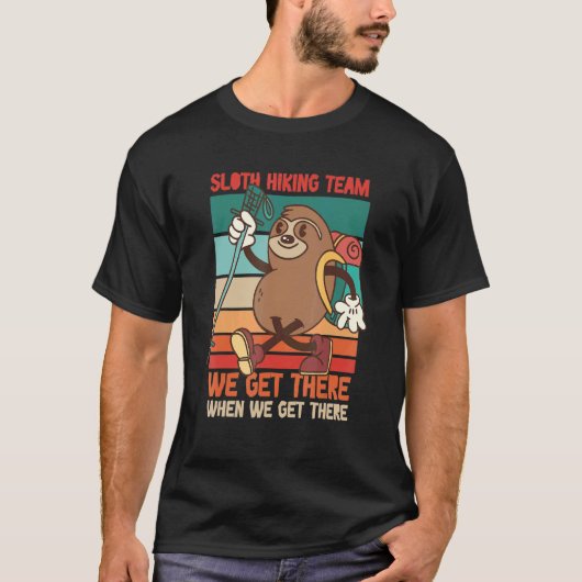 Slothハイキングチームが到着したら到着 Tシャツ (正面)