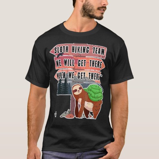 Slothハイキングチームが到着したら到着 Tシャツ (正面)