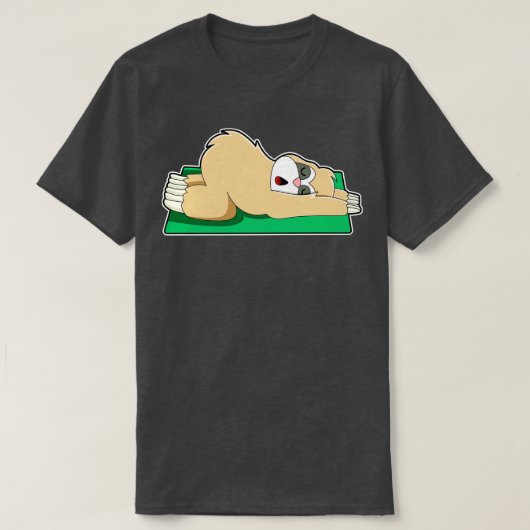 Sloth at Yoga on Yoga mat Tシャツ (デザイン正面)