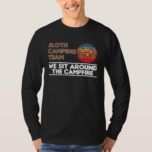 Sloth Camping Team We Sit Around The Campfire Camp Tシャツ (正面)